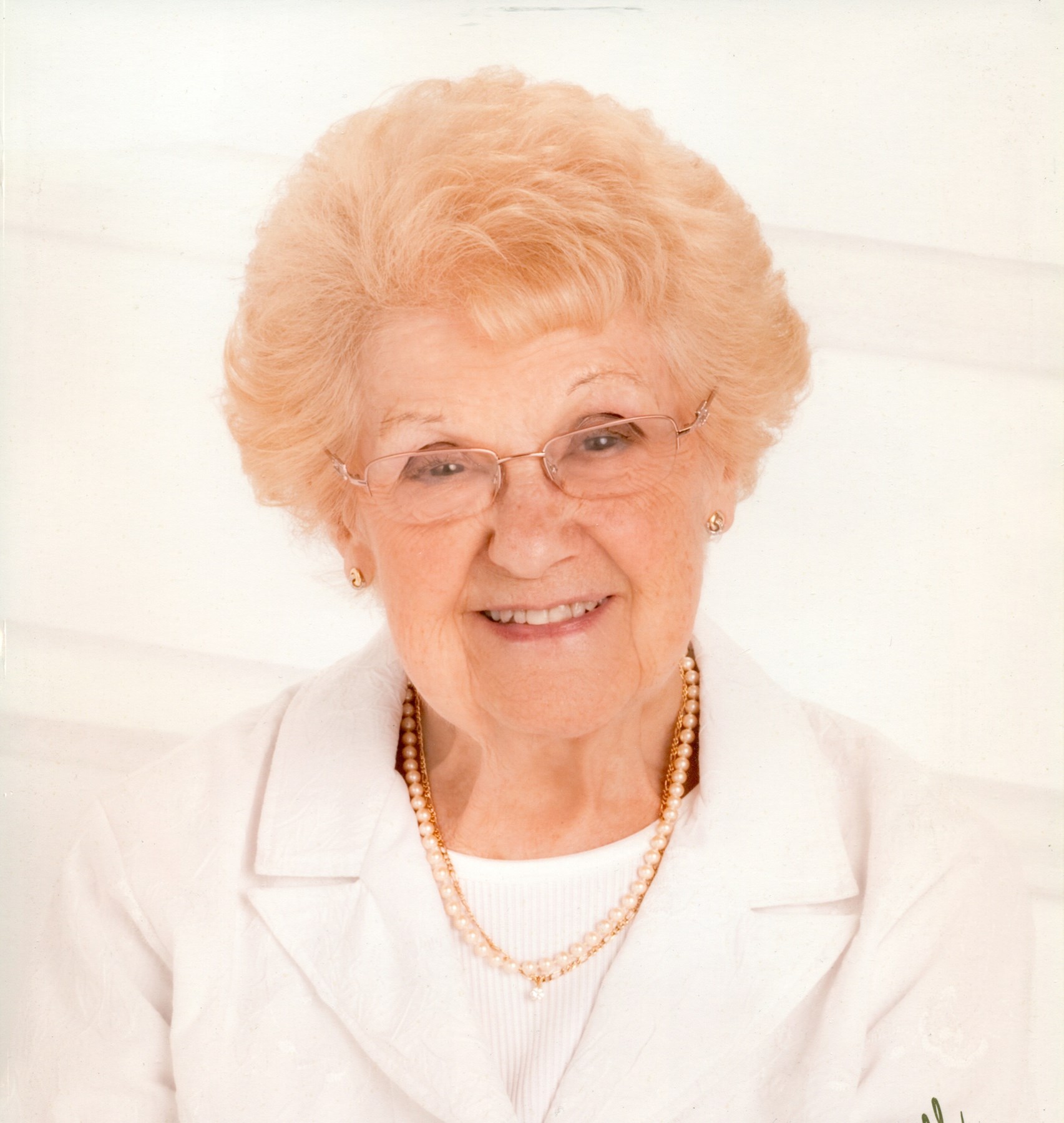 Obituary of Marie-Reine Descoeurs Sauvé