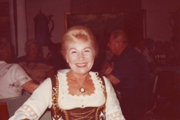 Obituario de Lotti Shires