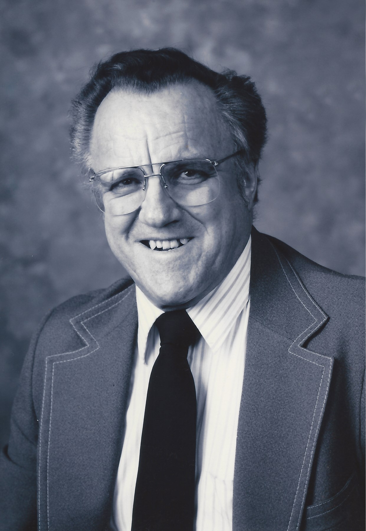 Obituary of Dr. Helmuth C. Poggemiller