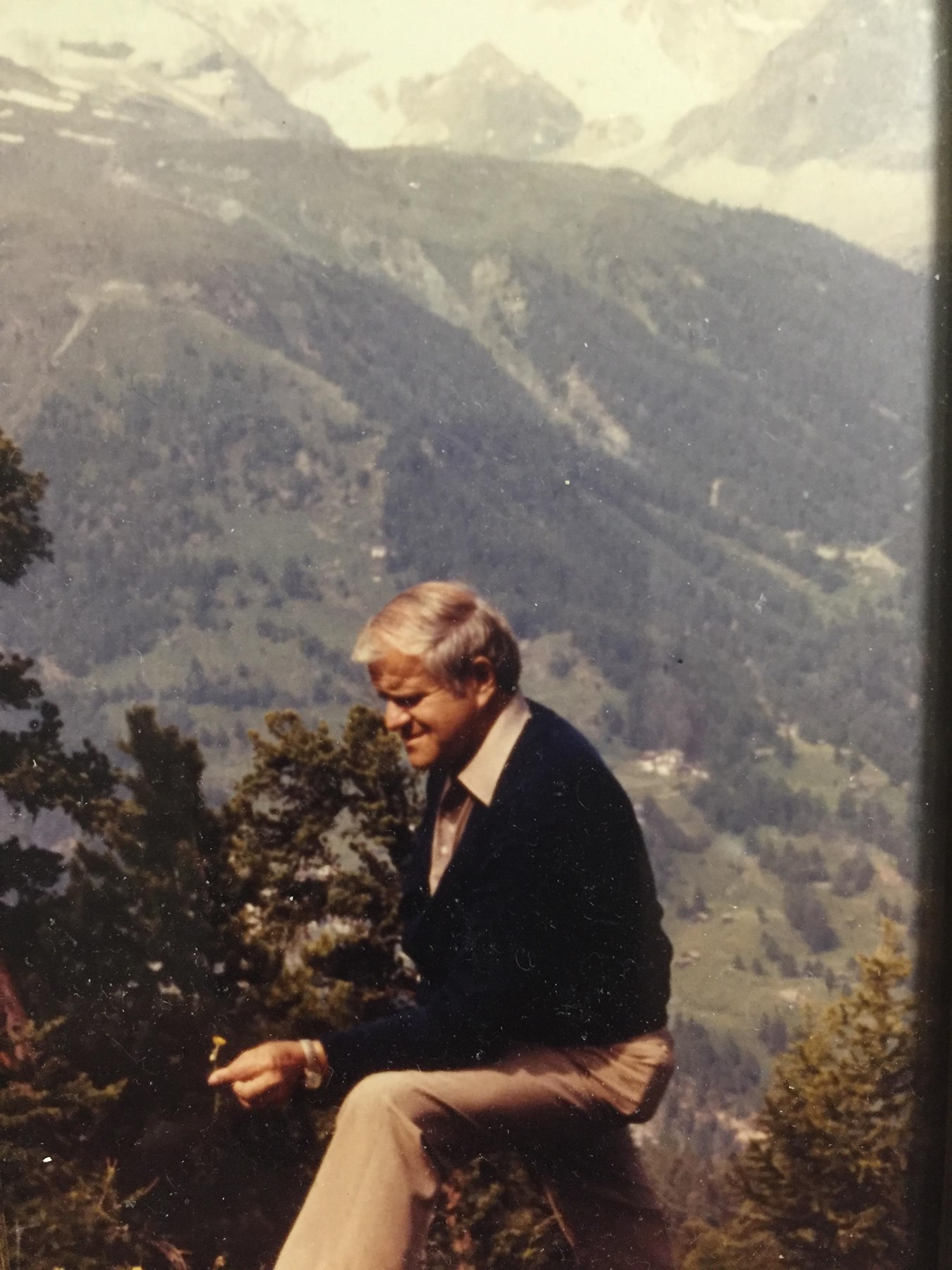 Obituary of Dr. Bob J. Hazlewood