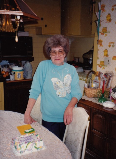 Obituary of Pearl J Holt