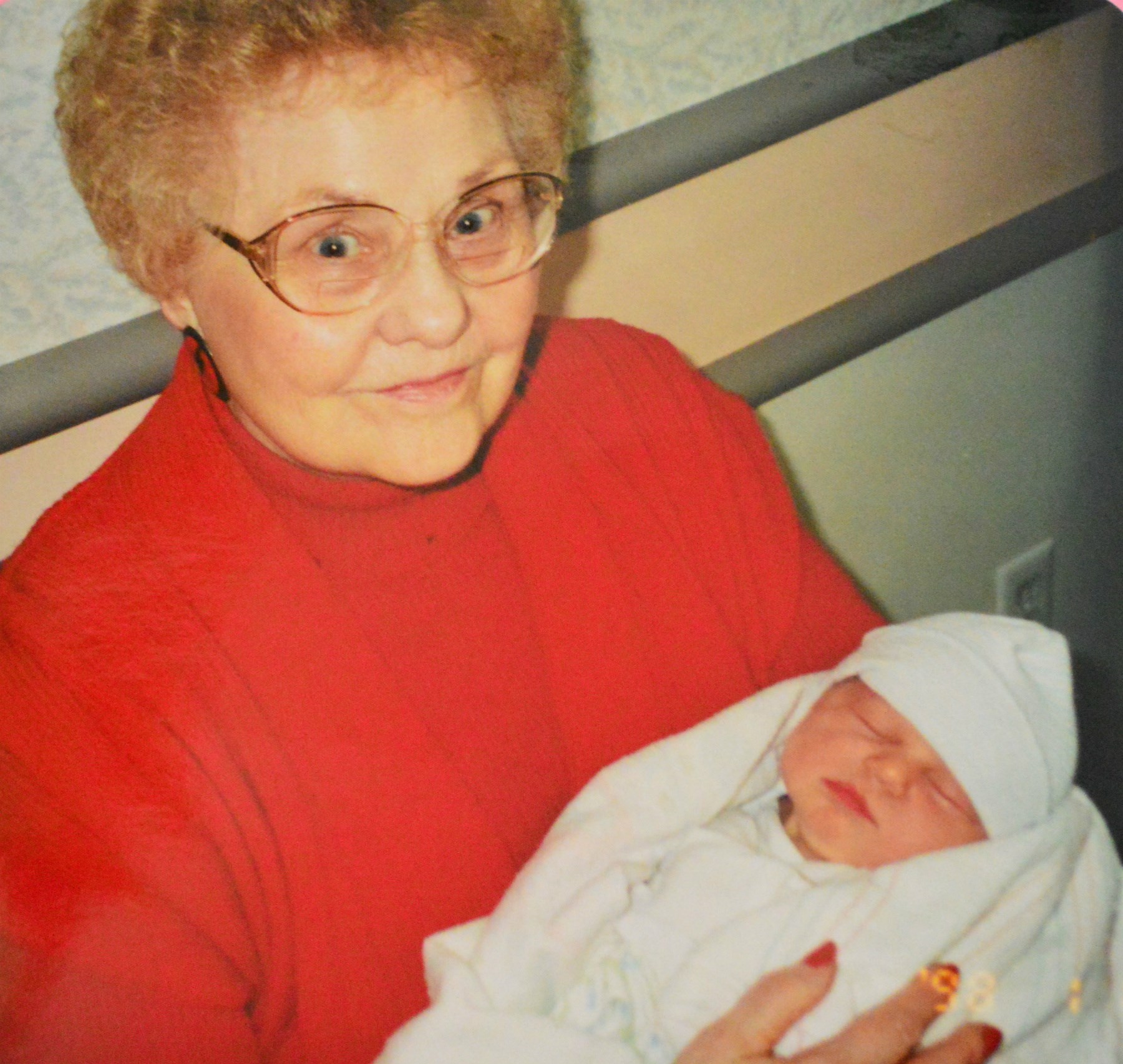 Rebecca Hargraves's Instagram, Twitter & Facebook on IDCrawl