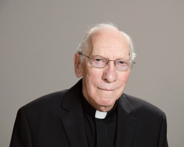 Obituario de Father John W. Roller