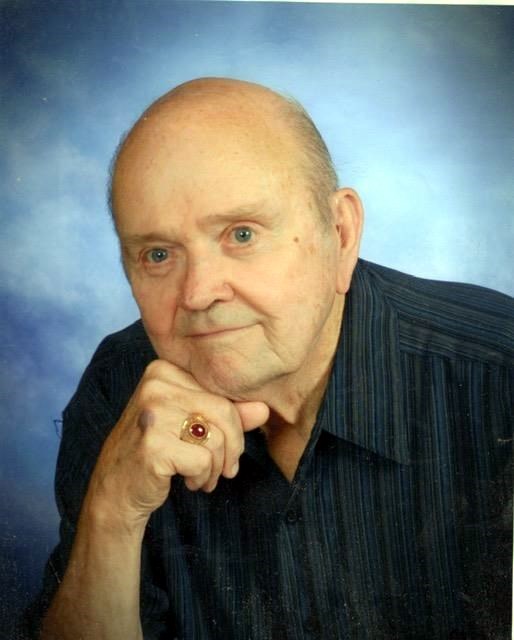 Obituary of Elliott Edgar Hoelscher